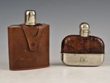 paire de flasques anciennes en cuir ornées de monogrammes gravés