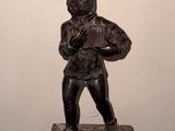une statue représentant un lapin tenant un panier posé sur une table