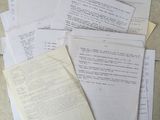 plusieurs feuilles sont empilées les unes sur les autres sur une table