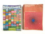 deux livres posés sur une surface blanche ; l'un est un manuel et l'autre est un manuel