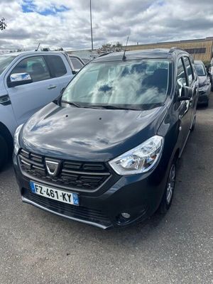 la voiture noire est garée dans le parking à côté d'autres voitures