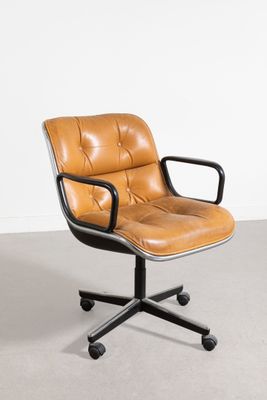 une chaise de bureau en cuir marron avec une structure en métal noir et des roulettes