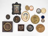beaucoup de photos, encadrées ou non, accrochées au mur