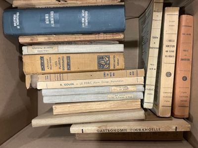 plusieurs livres empilés dans une boîte