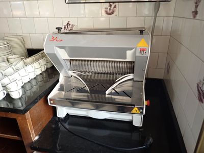 une machine posée sur le comptoir d'une cuisine