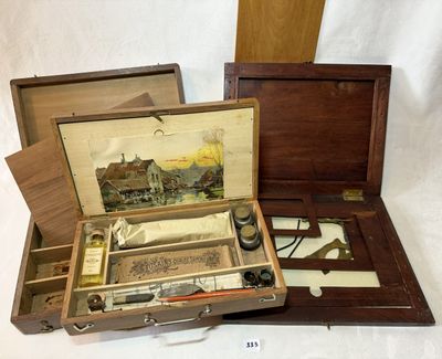 une boîte en bois contenant un tableau