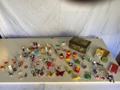 une table sur laquelle sont disposées de nombreuses petites figurines de jouets