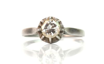 une image d'une bague en diamant sur une surface blanche