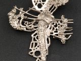 broche en argent sterling représentant un dragon sur fond noir