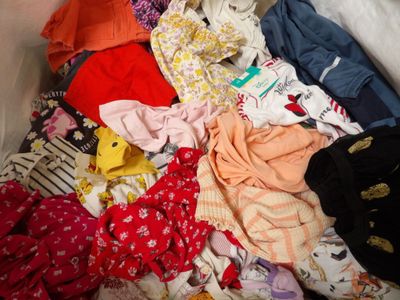 une pile de vêtements sur un lit