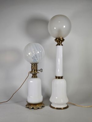 paire de lampes de table blanches et dorées avec des globes en verre