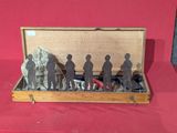 une boîte en bois contenant un groupe de silhouettes
