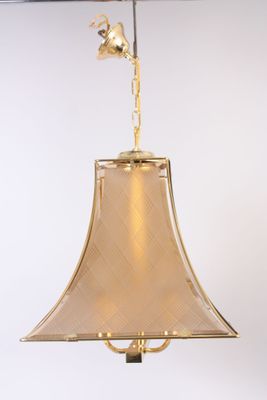 lampe suspendue au plafond, surmontée d'un cheval