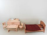 un lit, un bureau et une chaise dans une pièce aux murs blancs