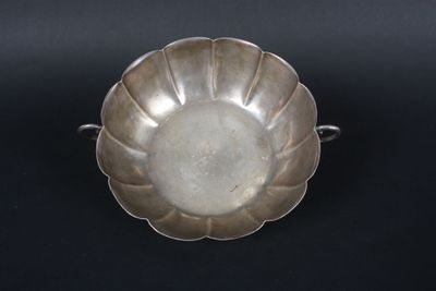 coupe à côtes en argent, reposant sur 4 pieds boule, et deux… - Photo 1