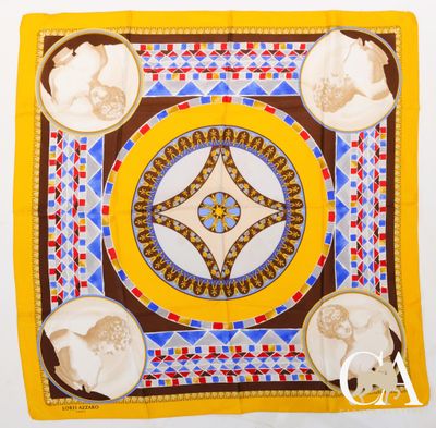 un foulard carré sur lequel sont représentés un chat et d'autres animaux