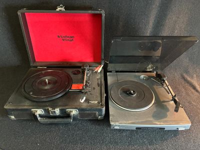 une valise contenant un tourne-disque