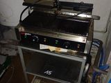 une photo d'un barbecue à gaz de type professionnel dans une cuisine