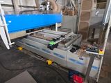 une machine qui travaille sur une pièce de bois