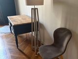 une chaise placée à côté d'une table dans une pièce