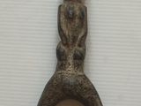statue représentant une femme assise sur un objet métallique