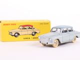 une petite voiture miniature posée à côté d'une boîte jaune