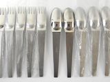 six fourchettes et un couteau dans un sac en plastique