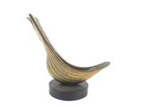 sculpture en laiton représentant un oiseau, posée sur un socle noir
