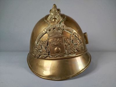 un casque doré orné d'un blason