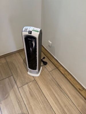 un petit purificateur d'air dans un coin de la pièce