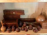 une étagère sur laquelle sont posés de nombreux objets en bois