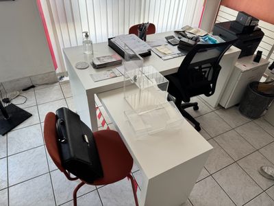 un bureau avec une chaise et un ordinateur portable dessus