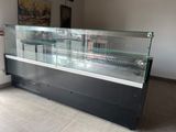 une vitrine en verre au milieu d'une pièce