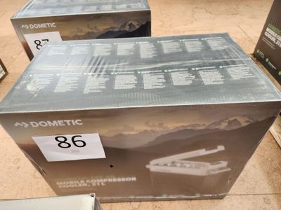 trois boîtes contenant du matériel électronique exposées dans un magasin
