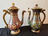 deux vases posés sur une table recouverte d'une nappe noire