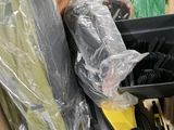 une boîte remplie d'objets divers dans une pièce