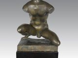 une photo d'une statue en bronze représentant une femme assise sur un bloc