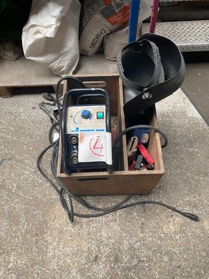 une boîte contenant un téléphone portable et d'autres objets