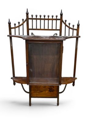 une photo d'une étagère en bois munie d'une porte vitrée