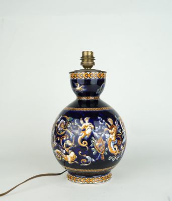 un vase bleu et or surmonté d'une lampe
