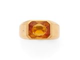 une bague en or jaune sertie d'une topaze orange