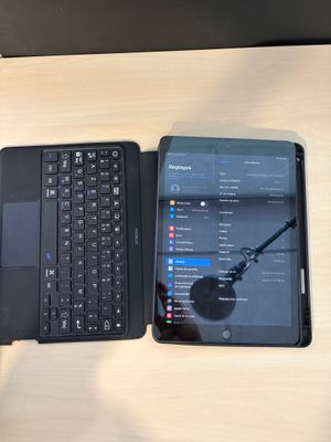 deux ordinateurs portables posés l'un à côté de l'autre sur une table