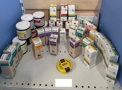 de nombreuses boîtes de conserves sur une étagère dans un magasin