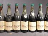 six bouteilles de vin sont alignées sur une table