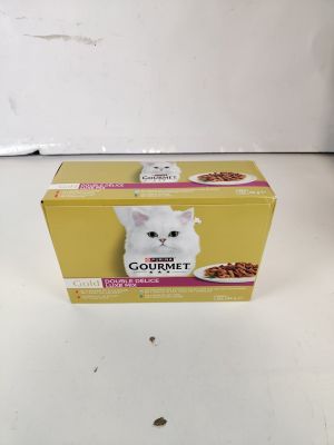 une boîte de nourriture pour chat posée sur un plan de travail blanc