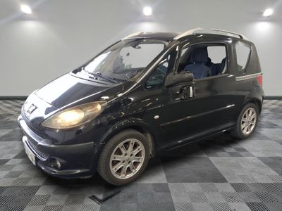 la photo d'une petite voiture noire garée dans un garage