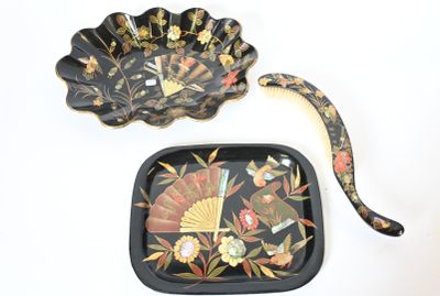 un plateau noir avec un ventilateur et un plateau noir orné d'un motif floral