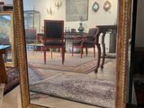 un grand miroir posé sur une table dans une pièce