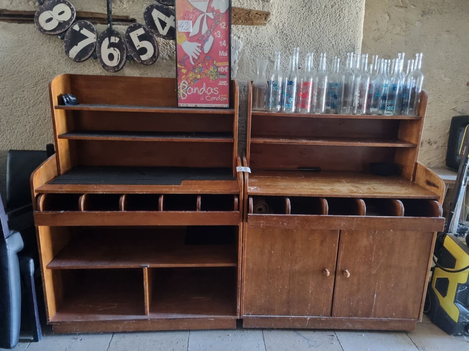 2 meubles desserte en bois avec tiroirs ; 1 lot de carafes e…