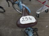 un vélo sur lequel est apposée une étiquette de prix à l'arrière